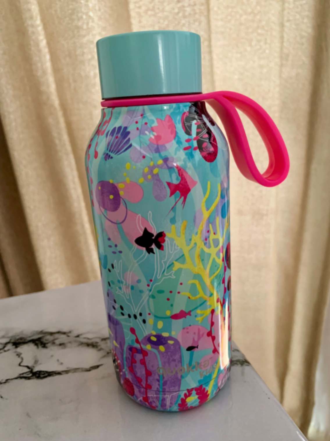 海の中の絵柄の水筒