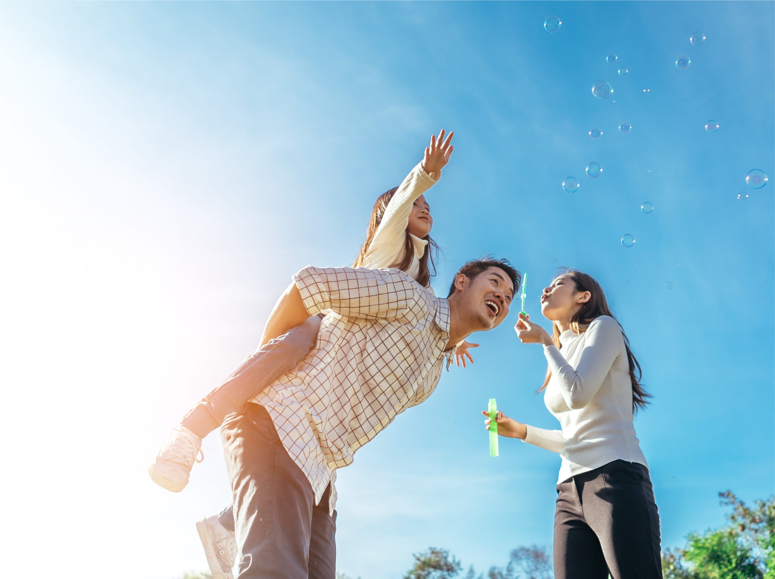 家族でシャボン玉遊び